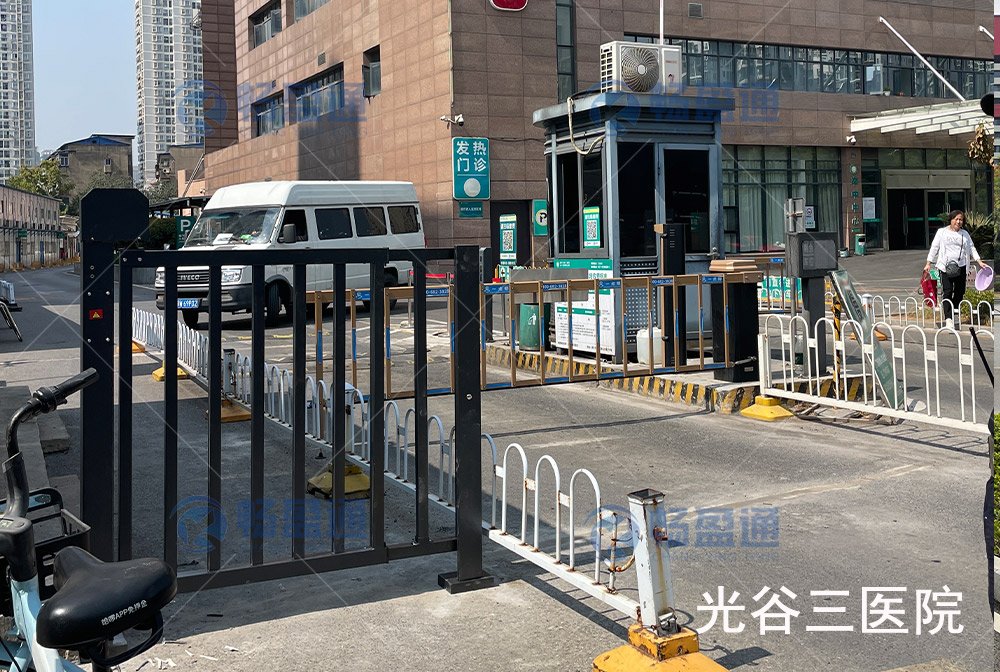 光(guāng)谷三醫(yī)院人(rén)行(xíng)通(tōng)道(dào)廣告門(mén)